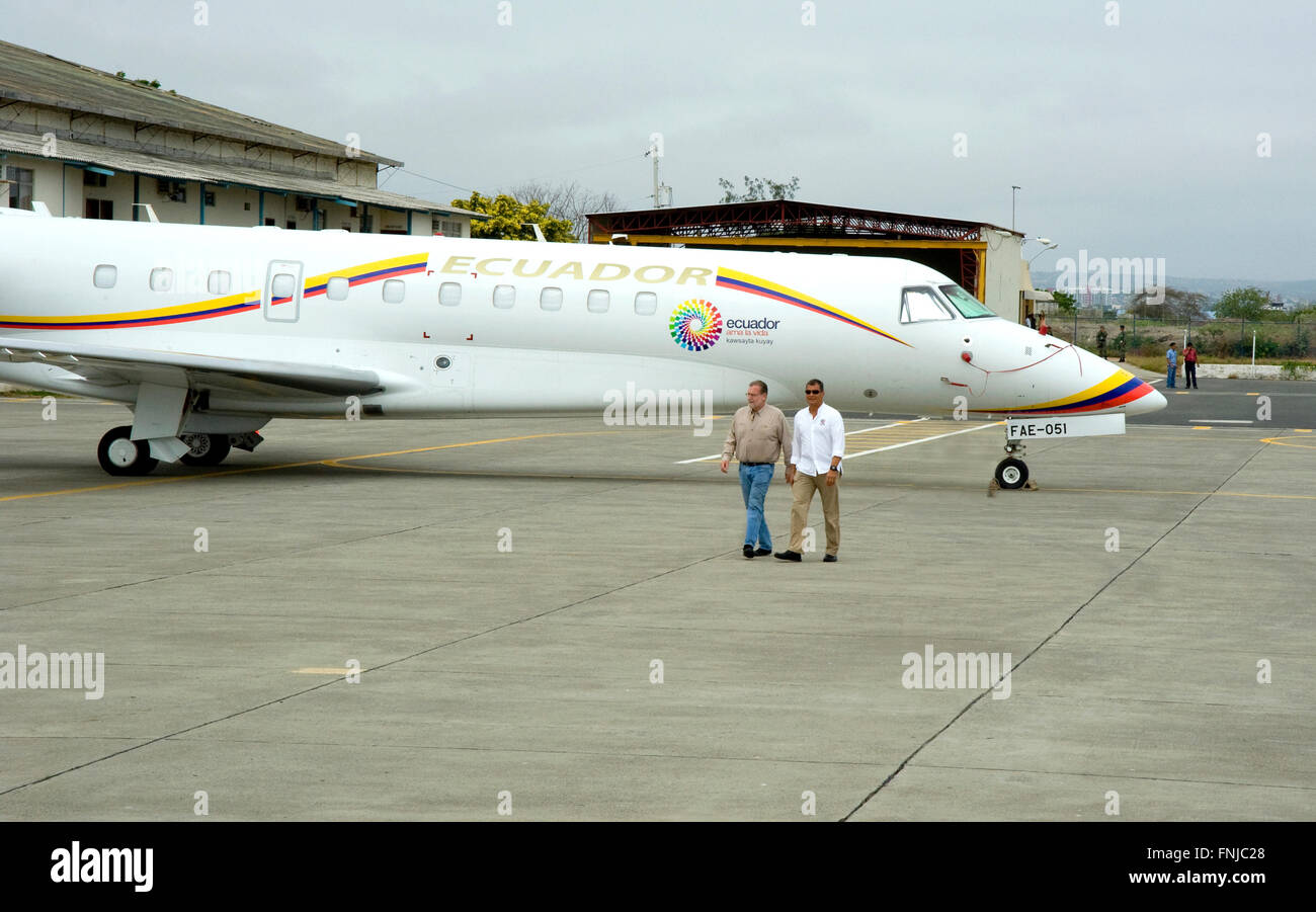 Präsident Rafael Correa Ecuador und Show hosten Peter Greenberg zu Fuß vom Flugzeug am Militärflughafen in Quito, Ecuador während der Dreharbeiten von Ecuador: The Royal Tour. Stockfoto