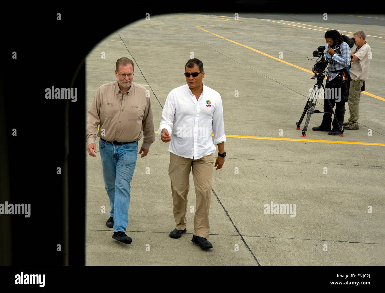 Präsident Rafael Correa Ecuador und Show Gastgeber Peter Greenberg über die Ebene des Brettes am Militärflughafen in Quito während der Dreharbeiten zu Ecuador: The Royal Tour. Stockfoto