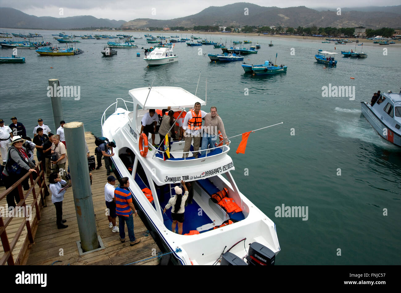 Ecuadors Präsident Rafael Correa und Showmaster Peter Greenberg posieren für ein Foto nach Walbeobachtungsexpedition in Mata während der Dreharbeiten von Ecuador: The Royal Tour. Stockfoto