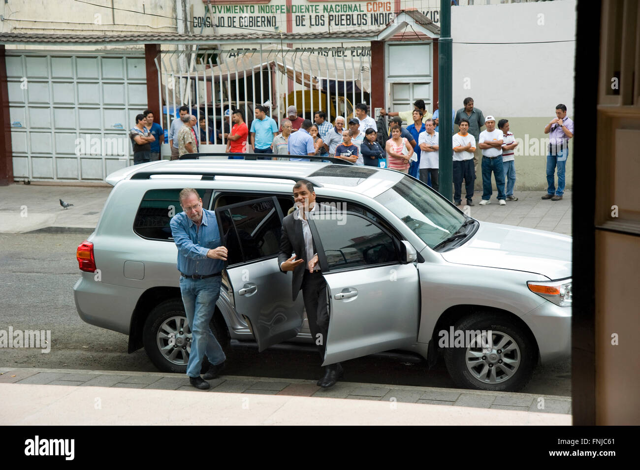 Präsident Rafael Correa Ecuador show Host mit Peter Greenberg Ankunft in seiner Kindheit Schule in Guayaquil während der Dreharbeiten von Ecuador: The Royal Tour. Stockfoto