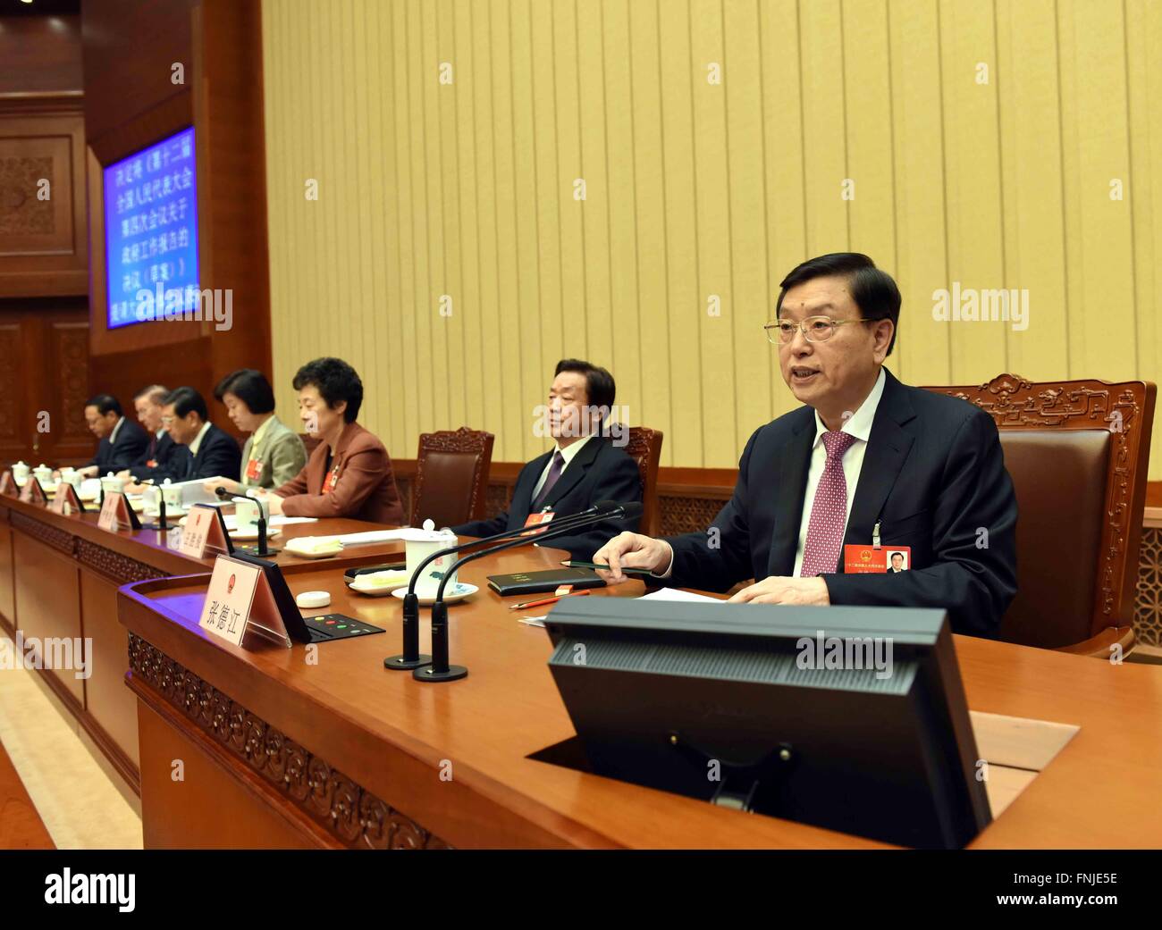 (160315)--Peking, 15. März 2016 (Xinhua)--Zhang Dejiang (1. R), Vorstand Vorsitzende des Präsidiums der vierten Tagung der China-12. nationalen Volksarmee Kongress (NPC), führt den Vorsitz in der vierten Sitzung des Präsidiums in der großen Halle des Volkes in Peking, Hauptstadt von China, 15. März 2016. (Xinhua/Rao Aimin) (Mcg) Stockfoto
