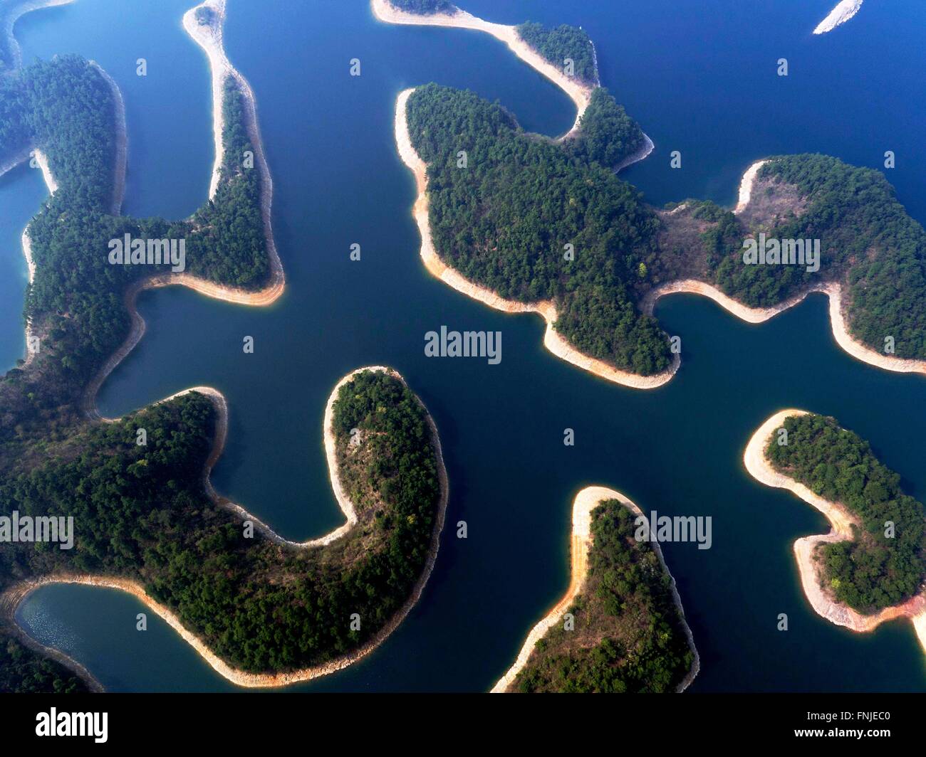 Hangzhou. 15. März 2016. Foto aufgenommen am 15. März 2016 zeigt eine Luftaufnahme des Qiandao See oder Thousand Island Lake, im Chun'an County von Hangzhou, Zhejiang Provinz Ost-China. Mit 1.078 Inseln verstreut über den See ist Qiandao See ein berühmter Ort für Sightseeing in China. Bildnachweis: Zhang Xiaoli/Xinhua/Alamy Live-Nachrichten Stockfoto