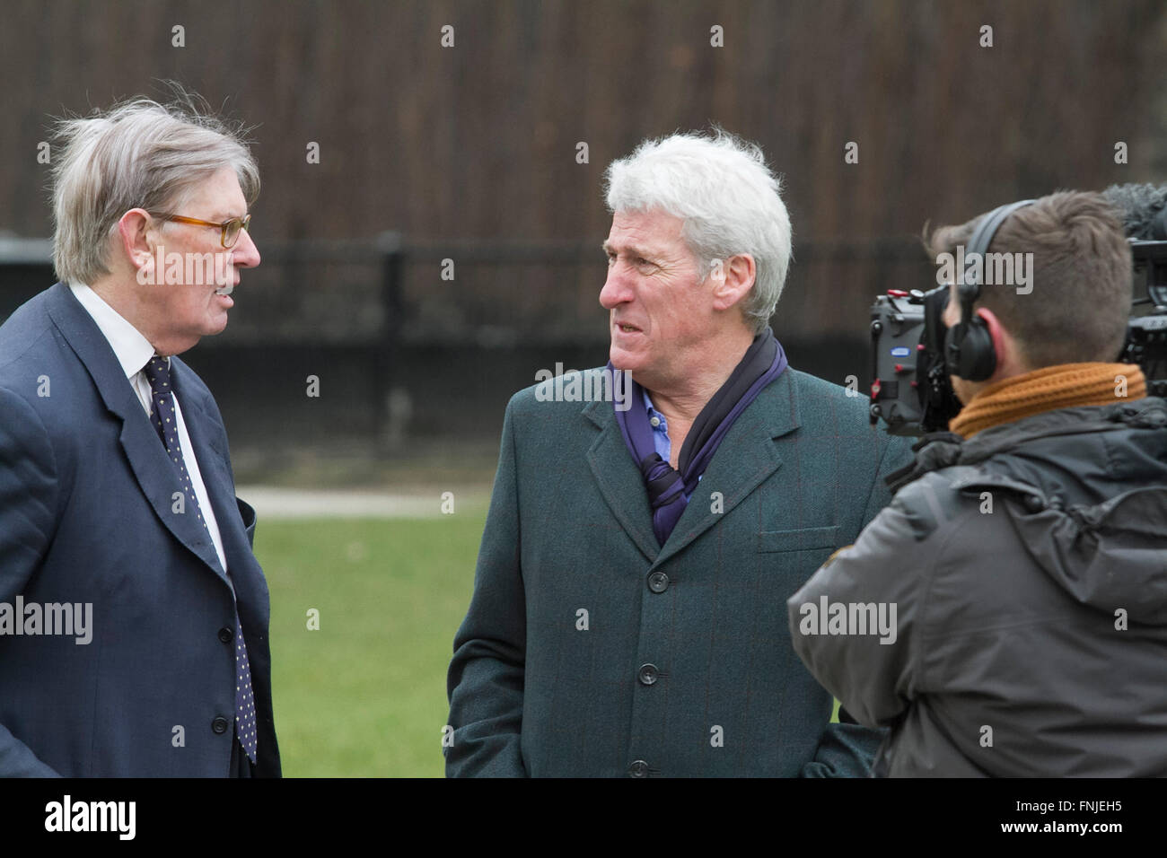 Westminster London, UK. 15. März 2016. BBC-Moderator Jeremy Paxman (R) interviews euroskeptischen MP Bill Cash (L) in Westminster mit 100 Tage bis das EU-Referendum Credit: Amer Ghazzal/Alamy Live-Nachrichten Stockfoto