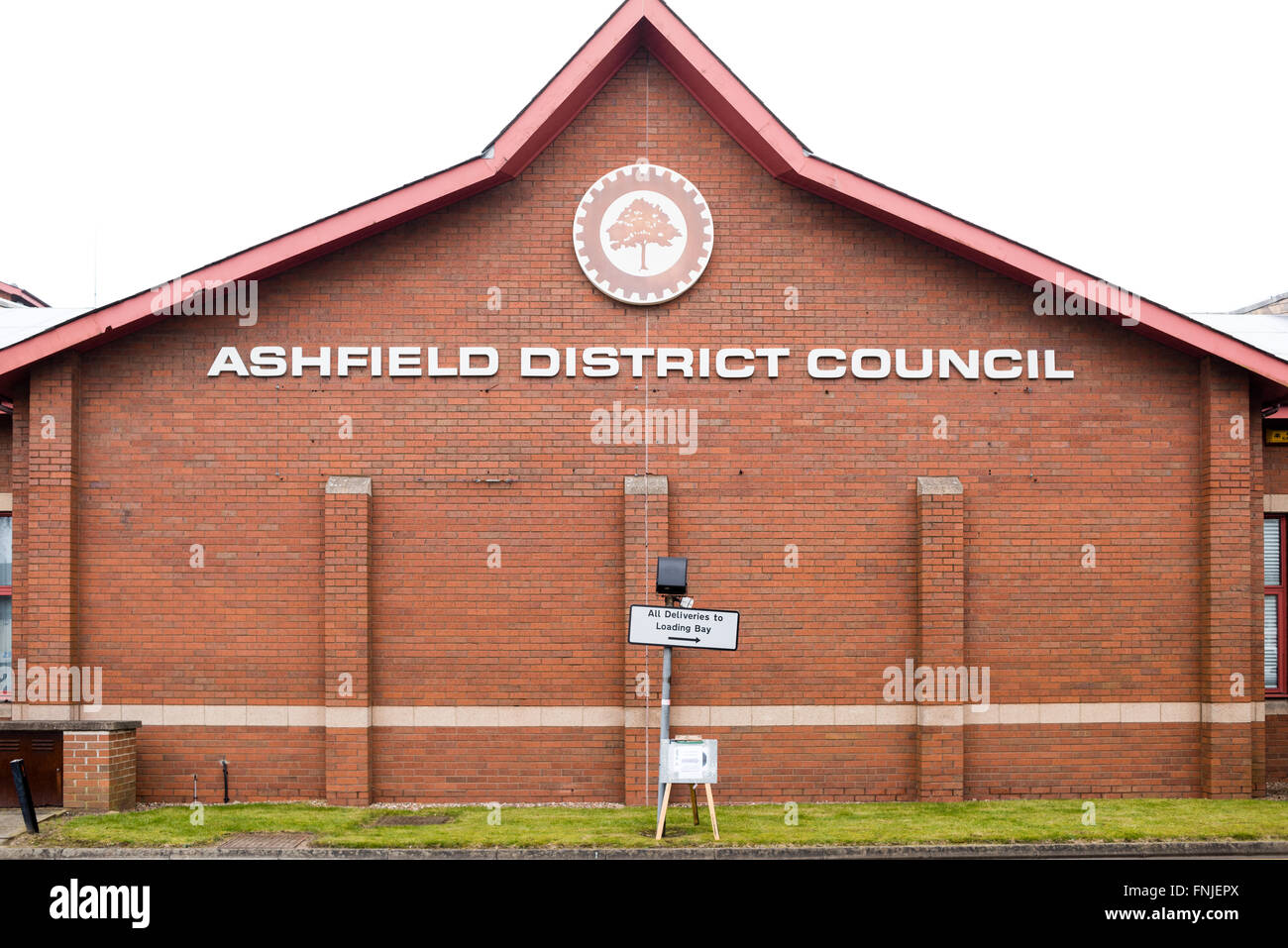 Kirby-In-Ashfield, Nottinghamshire, UK. 15. März 2016. Nachdem gestern warm ist kehrt Sonnentag feuchten regnerischen Wetter. Menschen gehen vorbei an Kirkby Festhalle wo blau Komiker Roy'Chubby' Brown war fällig zu erfüllen, das heißt, bis Ashfield Bezirksrat verbannt ihn vom Zentrum. Hunderte von Menschen haben eine Forderung nach Verbot aufgehoben werden Petitionen unterzeichnet. Bildnachweis: Ian Francis/Alamy Live-Nachrichten Stockfoto Kirby-In-Ashfield, Nottinghamshire, UK. 15. März 2016. Nachdem gestern warm ist kehrt Sonnentag feuchten regnerischen Wetter. Menschen gehen vorbei an Kirkby Festhalle wo blau Komiker Roy'Chubby' Brown war fällig zu erfüllen, das heißt, bis Ashfield Bezirksrat verbannt ihn vom Zentrum. Hunderte von Menschen haben eine Forderung nach Verbot aufgehoben werden Petitionen unterzeichnet. Bildnachweis: Ian Francis/Alamy Live-Nachrichten Stockfoto