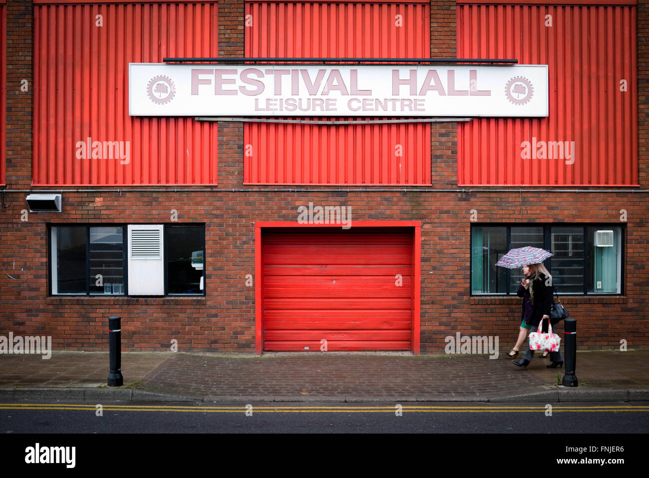 Kirby-In-Ashfield, Nottinghamshire, UK. 15. März 2016. Nachdem gestern warm ist kehrt Sonnentag feuchten regnerischen Wetter. Menschen gehen vorbei an Kirkby Festhalle wo blau Komiker Roy'Chubby' Brown war fällig zu erfüllen, das heißt, bis Ashfield Bezirksrat verbannt ihn vom Zentrum. Hunderte von Menschen haben eine Forderung nach Verbot aufgehoben werden Petitionen unterzeichnet. Bildnachweis: Ian Francis/Alamy Live-Nachrichten Stockfoto Kirby-In-Ashfield, Nottinghamshire, UK. 15. März 2016. Nachdem gestern warm ist kehrt Sonnentag feuchten regnerischen Wetter. Menschen gehen vorbei an Kirkby Festhalle wo blau Komiker Roy'Chubby' Brown war fällig zu erfüllen, das heißt, bis Ashfield Bezirksrat verbannt ihn vom Zentrum. Hunderte von Menschen haben eine Forderung nach Verbot aufgehoben werden Petitionen unterzeichnet. Bildnachweis: Ian Francis/Alamy Live-Nachrichten Stockfoto