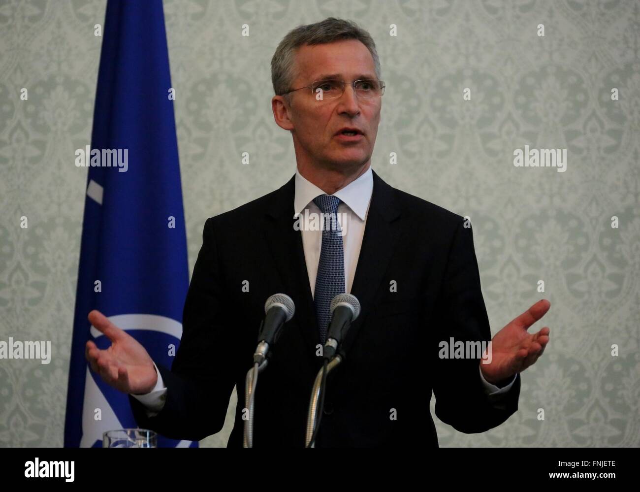 Kabul, Afghanistan. 15. März 2016. NATO-Generalsekretär Jens Stoltenberg spricht während einer Pressekonferenz in Kabul, Hauptstadt von Afghanistan, 15. März 2016. Adressierung einer gemeinsamen Pressekonferenz mit afghanischen Präsidenten Mohammad Ashraf Ghani, sagte Besuch NATO-Generalsekretär Stoltenberg, dass die NATO weiterhin Unterstützung der afghanischen Sicherheitskräfte im Rahmen der Mission der entschlossene Unterstützung (RS), den Terrorismus zu beseitigen. Bildnachweis: Rahmat Alizadah/Xinhua/Alamy Live-Nachrichten Stockfoto