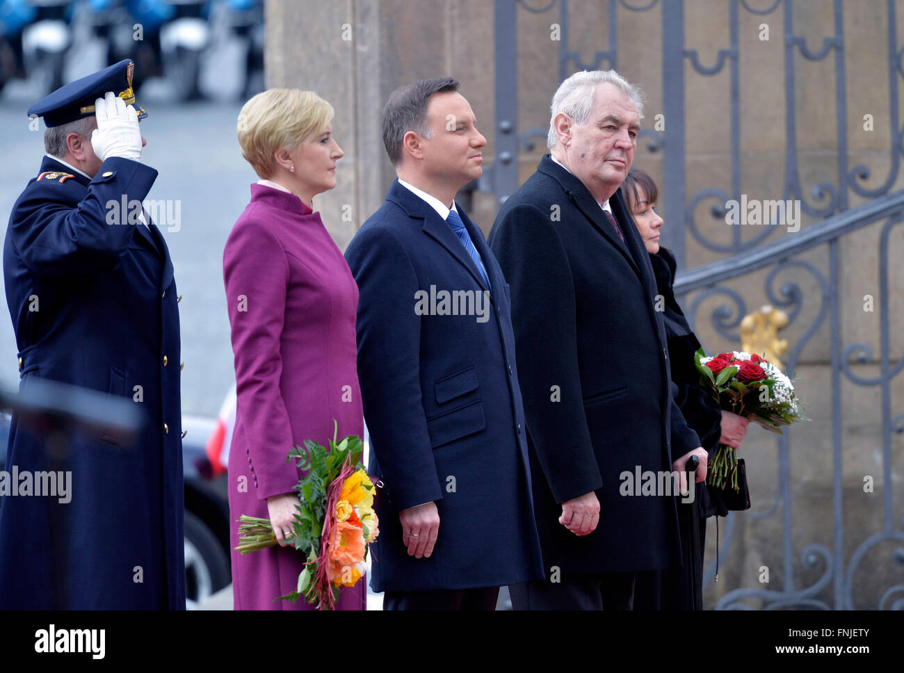 Prag, Tschechische Republik. 15. März 2016. Ivana Zemanová (von rechts), Tschechische Präsident Milos Zeman, der polnische Präsident Andrzej Duda und Agata Kornhauser-Duda während eine Begrüßung mit militärischen Ehren in Prag, Tschechische Republik, 15. März 2016. Bildnachweis: Michal Dolezal/CTK Foto/Alamy Live-Nachrichten Stockfoto