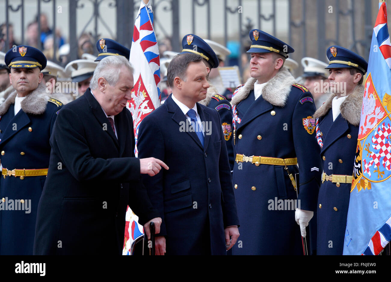 Prag, Tschechische Republik. 15. März 2016. Tschechische Präsident Milos Zeman (links) und der polnische Präsident Andrzej Duda (Mitte) während eine Begrüßung mit militärischen Ehren in Prag, Tschechische Republik, 15. März 2016. Bildnachweis: Michal Dolezal/CTK Foto/Alamy Live-Nachrichten Stockfoto