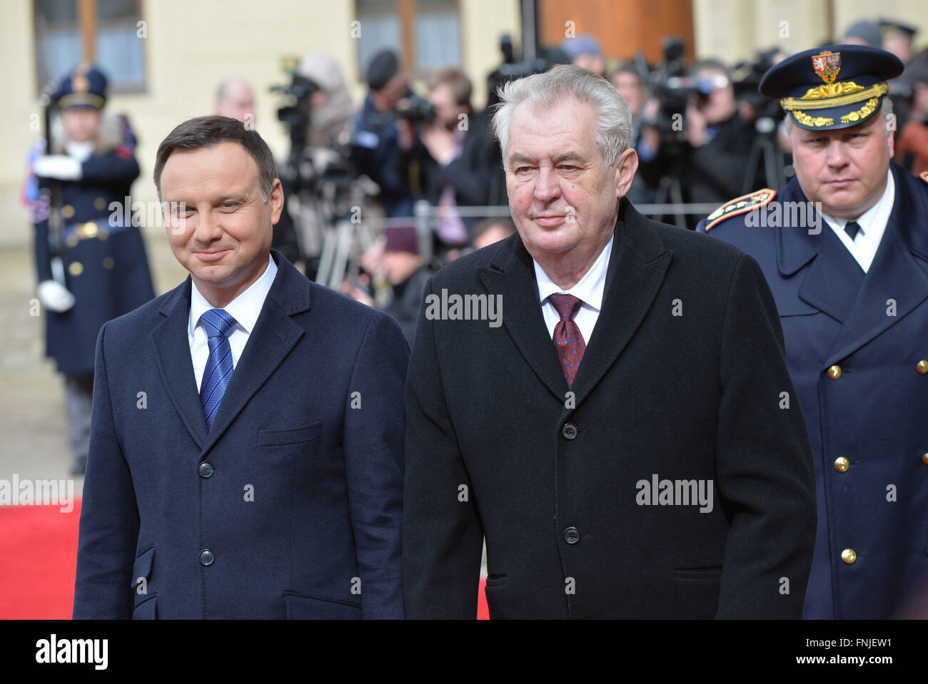 Prag, Tschechische Republik. 15. März 2016. Tschechische Präsident Milos Zeman (Mitte) und der polnische Präsident Andrzej Duda (links) während einer Begrüßung mit militärischen Ehren in Prag, Tschechische Republik, 15. März 2016. Bildnachweis: Michal Dolezal/CTK Foto/Alamy Live-Nachrichten Stockfoto