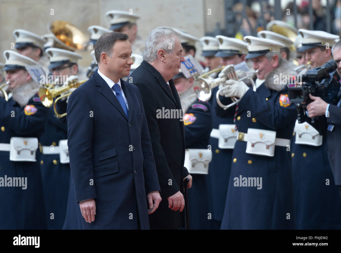 Prag, Tschechische Republik. 15. März 2016. Tschechische Präsident Milos Zeman (Mitte) und der polnische Präsident Andrzej Duda (links) während einer Begrüßung mit militärischen Ehren in Prag, Tschechische Republik, 15. März 2016. Bildnachweis: Michal Dolezal/CTK Foto/Alamy Live-Nachrichten Stockfoto