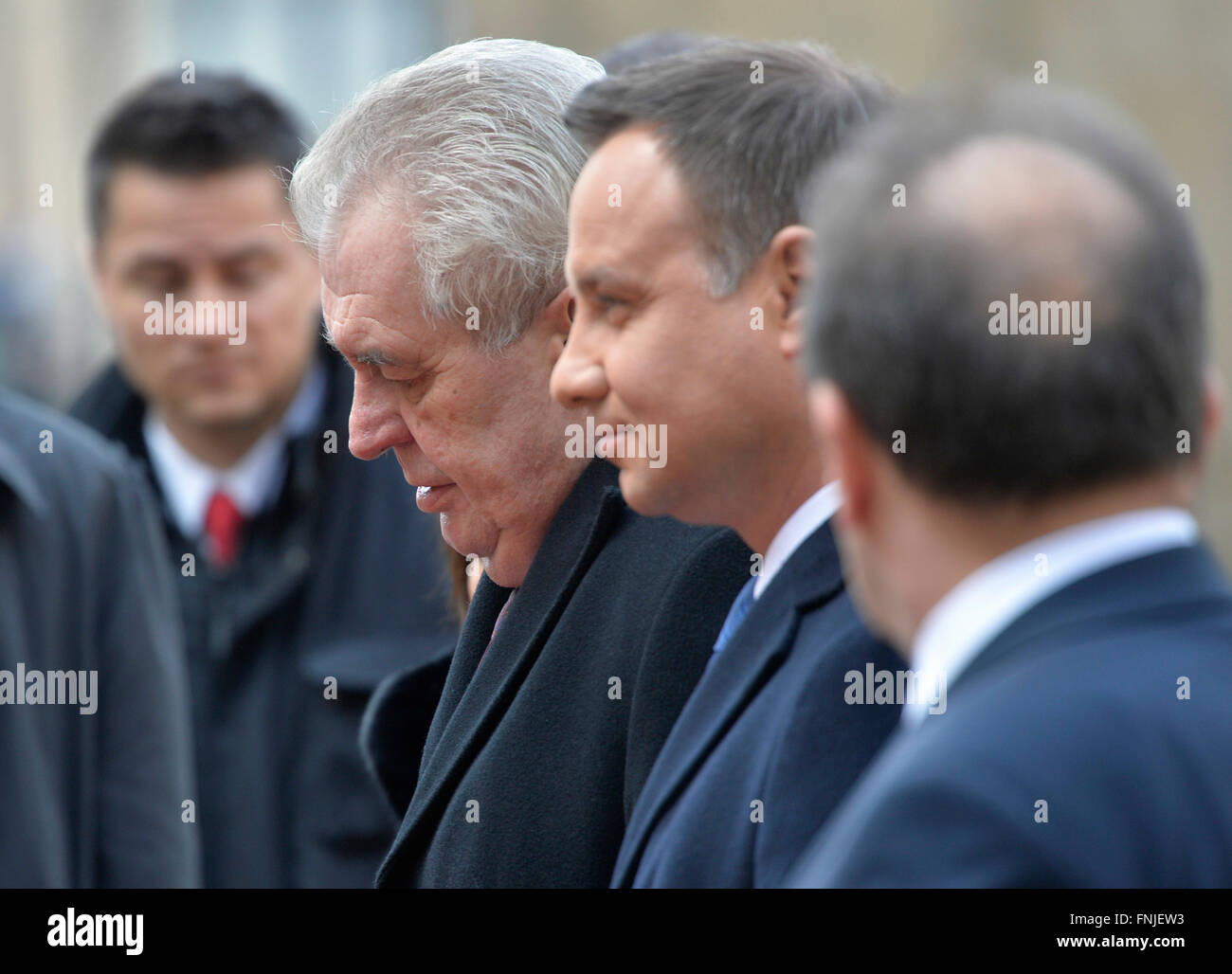Prag, Tschechische Republik. 15. März 2016. Tschechische Präsident Milos Zeman (links) und der polnische Präsident Andrzej Duda (Mitte) während eine Begrüßung mit militärischen Ehren in Prag, Tschechische Republik, 15. März 2016. Bildnachweis: Michal Dolezal/CTK Foto/Alamy Live-Nachrichten Stockfoto