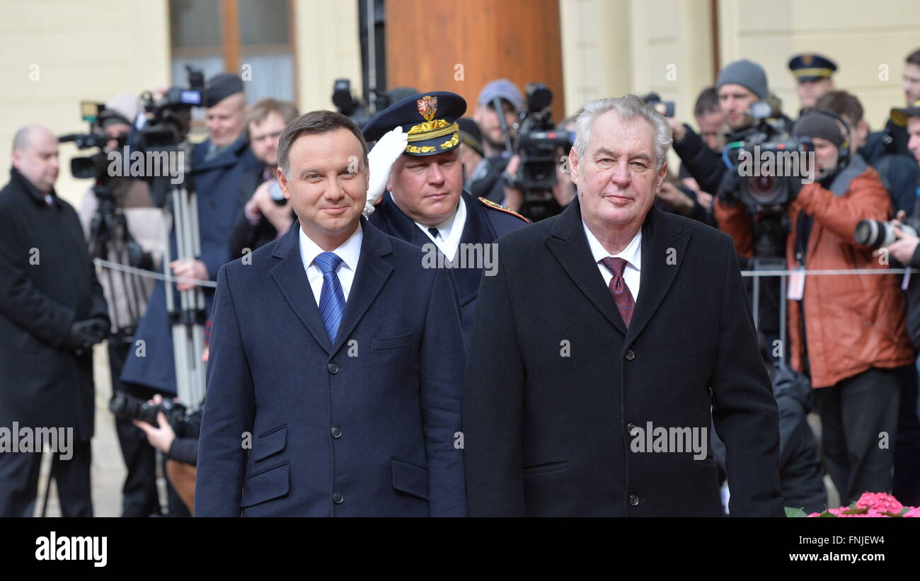 Prag, Tschechische Republik. 15. März 2016. Tschechische Präsident Milos Zeman (rechts) und der polnische Präsident Andrzej Duda während eine Begrüßung mit militärischen Ehren in Prag, Tschechische Republik, 15. März 2016. Bildnachweis: Michal Dolezal/CTK Foto/Alamy Live-Nachrichten Stockfoto