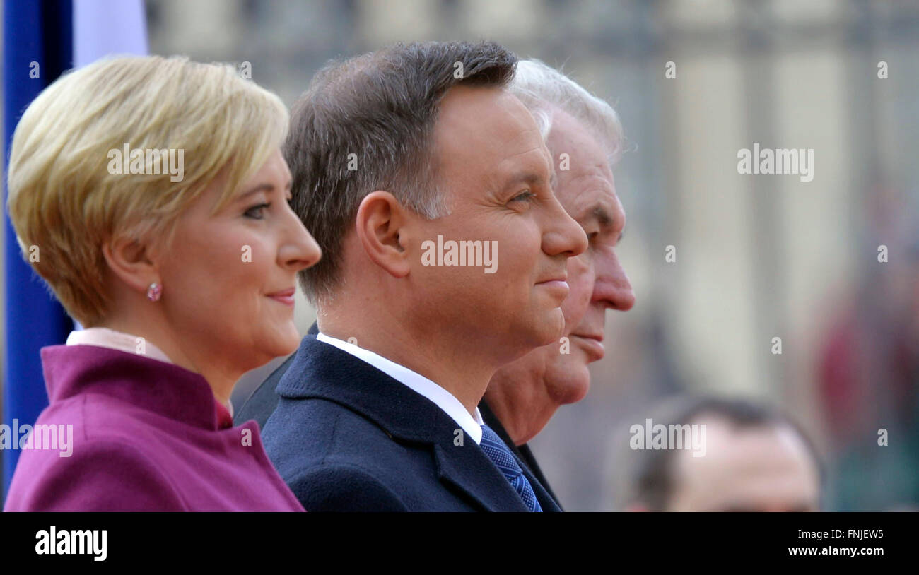 Prag, Tschechische Republik. 15. März 2016. Tschechische Präsident Milos Zeman (von rechts), polnischer Präsident Andrzej Duda und Agata Kornhauser-Duda während eine Begrüßung mit militärischen Ehren in Prag, Tschechische Republik, 15. März 2016. Bildnachweis: Michal Dolezal/CTK Foto/Alamy Live-Nachrichten Stockfoto