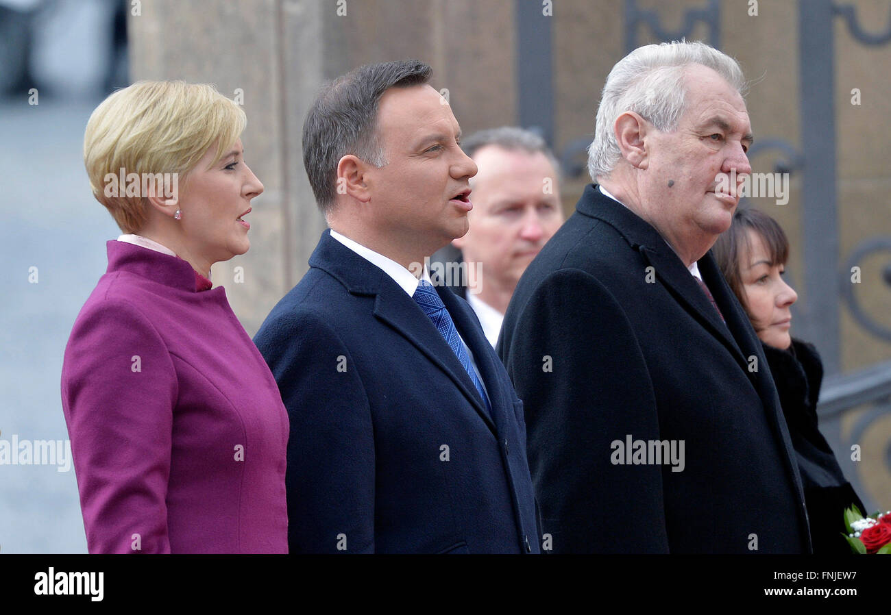 Prag, Tschechische Republik. 15. März 2016. Ivana Zemanová (von rechts), Tschechische Präsident Milos Zeman, der polnische Präsident Andrzej Duda und Agata Kornhauser-Duda während eine Begrüßung mit militärischen Ehren in Prag, Tschechische Republik, 15. März 2016. Bildnachweis: Michal Dolezal/CTK Foto/Alamy Live-Nachrichten Stockfoto