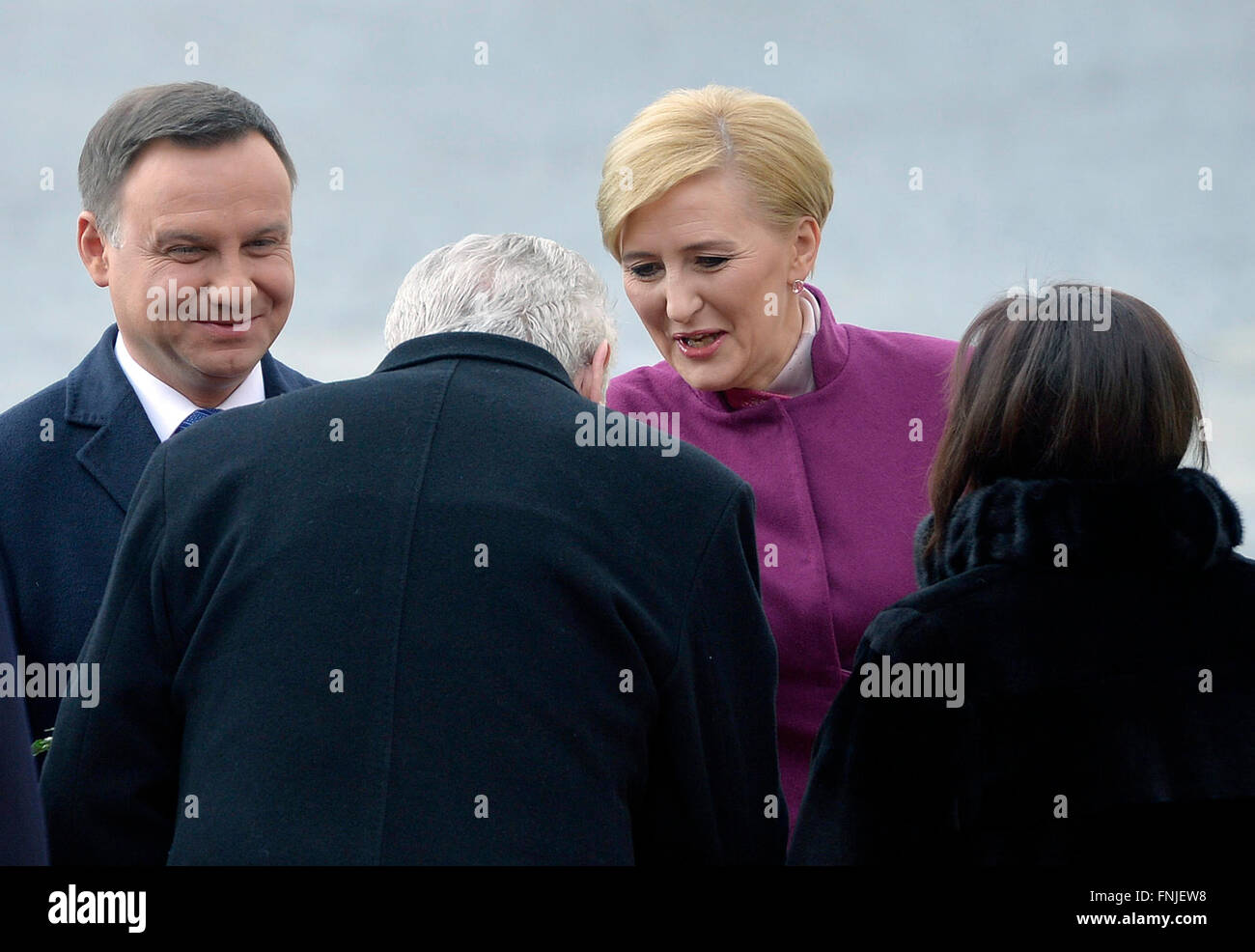Prag, Tschechische Republik. 15. März 2016. Tschechische Präsident Milos Zeman (Rücken Links) und seiner Frau Ivana Zemanová (Rücken rechts) begrüßen polnische Präsident Andrzej Duda (links) und seine Frau Agata Kornhauser-Duda (2. von rechts) in Prag, Tschechische Republik, 15. März 2016. Bildnachweis: Michal Dolezal/CTK Foto/Alamy Live-Nachrichten Stockfoto