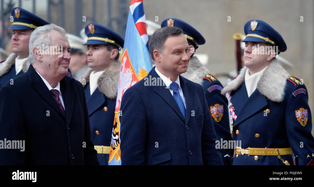 Prag, Tschechische Republik. 15. März 2016. Tschechische Präsident Milos Zeman (links) und der polnische Präsident Andrzej Duda während eine Begrüßung mit militärischen Ehren in Prag, Tschechische Republik, 15. März 2016. Bildnachweis: Michal Dolezal/CTK Foto/Alamy Live-Nachrichten Stockfoto