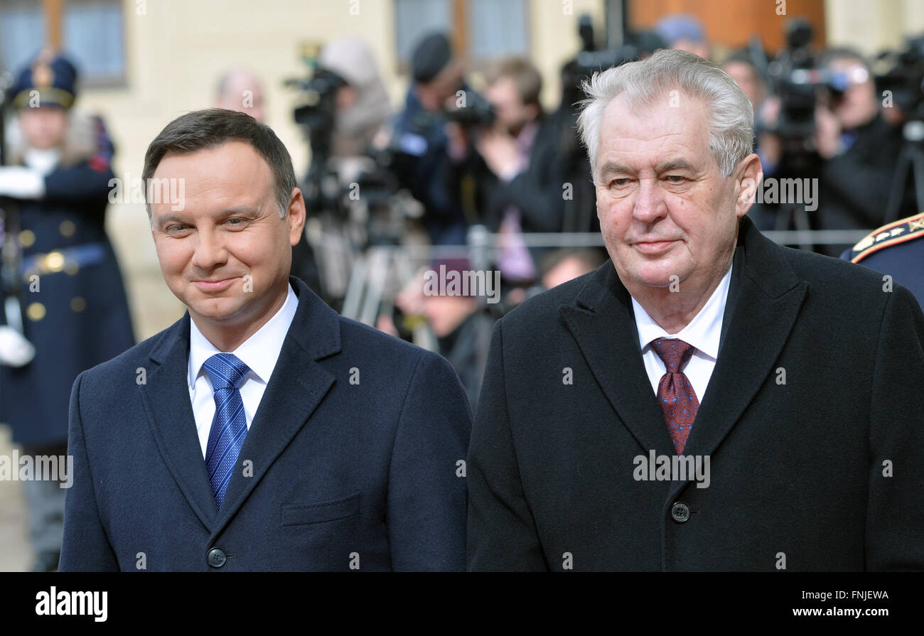 Prag, Tschechische Republik. 15. März 2016. Tschechische Präsident Milos Zeman (rechts) und der polnische Präsident Andrzej Duda während eine Begrüßung mit militärischen Ehren in Prag, Tschechische Republik, 15. März 2016. Bildnachweis: Michal Dolezal/CTK Foto/Alamy Live-Nachrichten Stockfoto