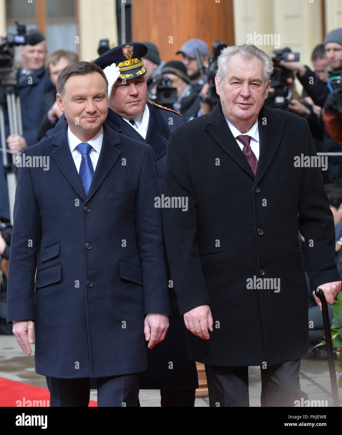 Prag, Tschechische Republik. 15. März 2016. Tschechische Präsident Milos Zeman (rechts) und der polnische Präsident Andrzej Duda während eine Begrüßung mit militärischen Ehren in Prag, Tschechische Republik, 15. März 2016. Bildnachweis: Michal Dolezal/CTK Foto/Alamy Live-Nachrichten Stockfoto