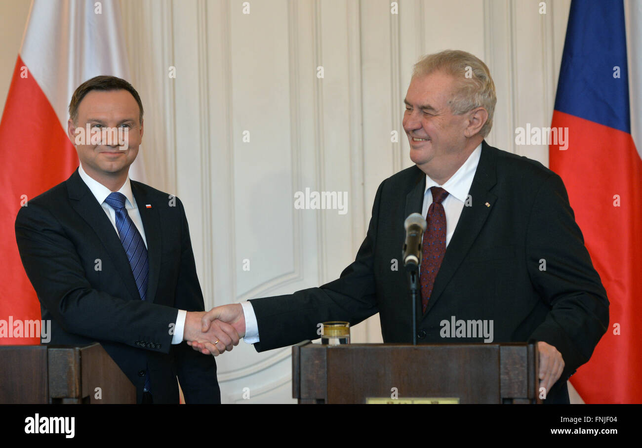 Prag, Tschechische Republik. 15. März 2016. Der polnische Präsident Andrzej Duda (links) und tschechische Präsident Milos Zeman (rechts) sprach über die Zusammenarbeit in der Visegrád-Gruppe (V4), bestehend aus der Tschechischen Republik und Ungarn, Polen, Slowakei, die Flüchtlingskrise und bilateralen Beziehungen, die beide Präsidenten während der Pressekonferenz am Prager Burg, Tschechische Republik, 15. März 2016 ausgezeichnete berücksichtigen. Bildnachweis: Michal Dolezal/CTK Foto/Alamy Live-Nachrichten Stockfoto
