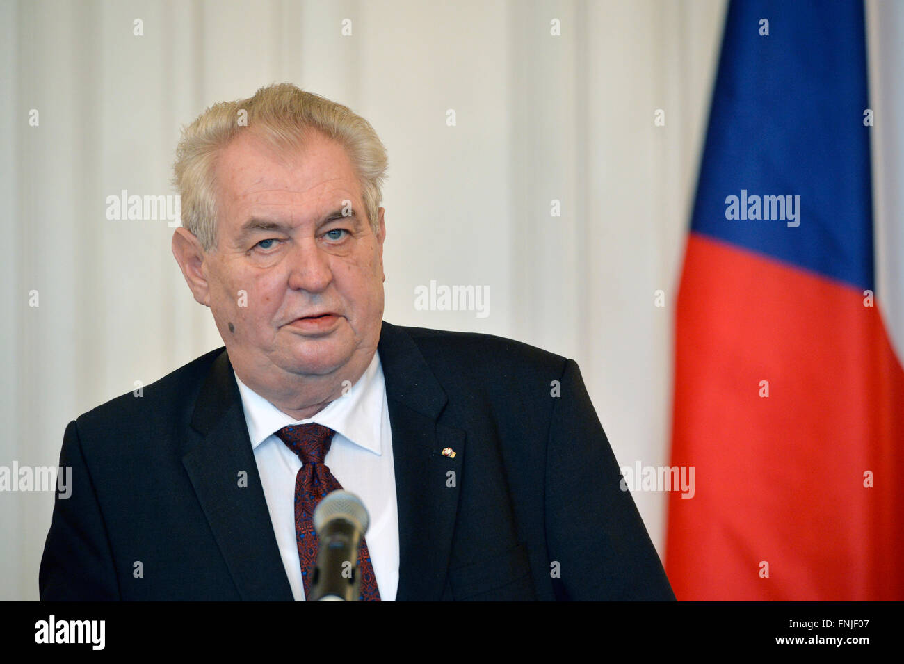 Prag, Tschechische Republik. 10. Januar 2012. Polnischer Präsident Andrzej Duda und tschechische Präsident Milos Zeman (im Bild) sprach über die Zusammenarbeit in der Visegrád-Gruppe (V4), bestehend aus der Tschechischen Republik und Ungarn, Polen, Slowakei, die Flüchtlingskrise und bilateralen Beziehungen, die beide Präsidenten während ausgezeichnete halten Pressekonferenz am Prager Burg, Tschechische Republik, 15. März 2016. Bildnachweis: Michal Dolezal/CTK Foto/Alamy Live-Nachrichten Stockfoto