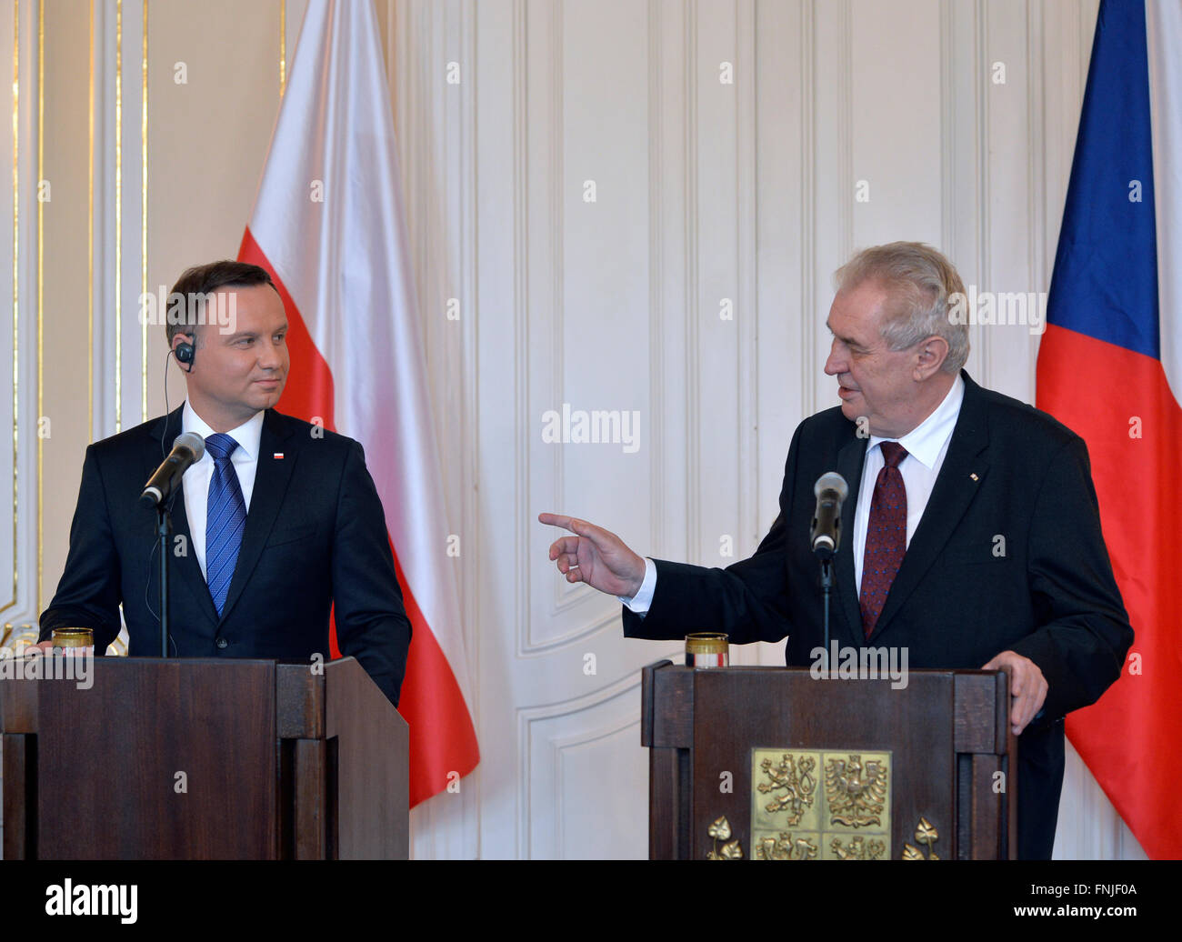 Prag, Tschechische Republik. 15. März 2016. Der polnische Präsident Andrzej Duda (links) und tschechische Präsident Milos Zeman (rechts) sprach über die Zusammenarbeit in der Visegrád-Gruppe (V4), bestehend aus der Tschechischen Republik und Ungarn, Polen, Slowakei, die Flüchtlingskrise und bilateralen Beziehungen, die beide Präsidenten während der Pressekonferenz am Prager Burg, Tschechische Republik, 15. März 2016 ausgezeichnete berücksichtigen. Bildnachweis: Michal Dolezal/CTK Foto/Alamy Live-Nachrichten Stockfoto