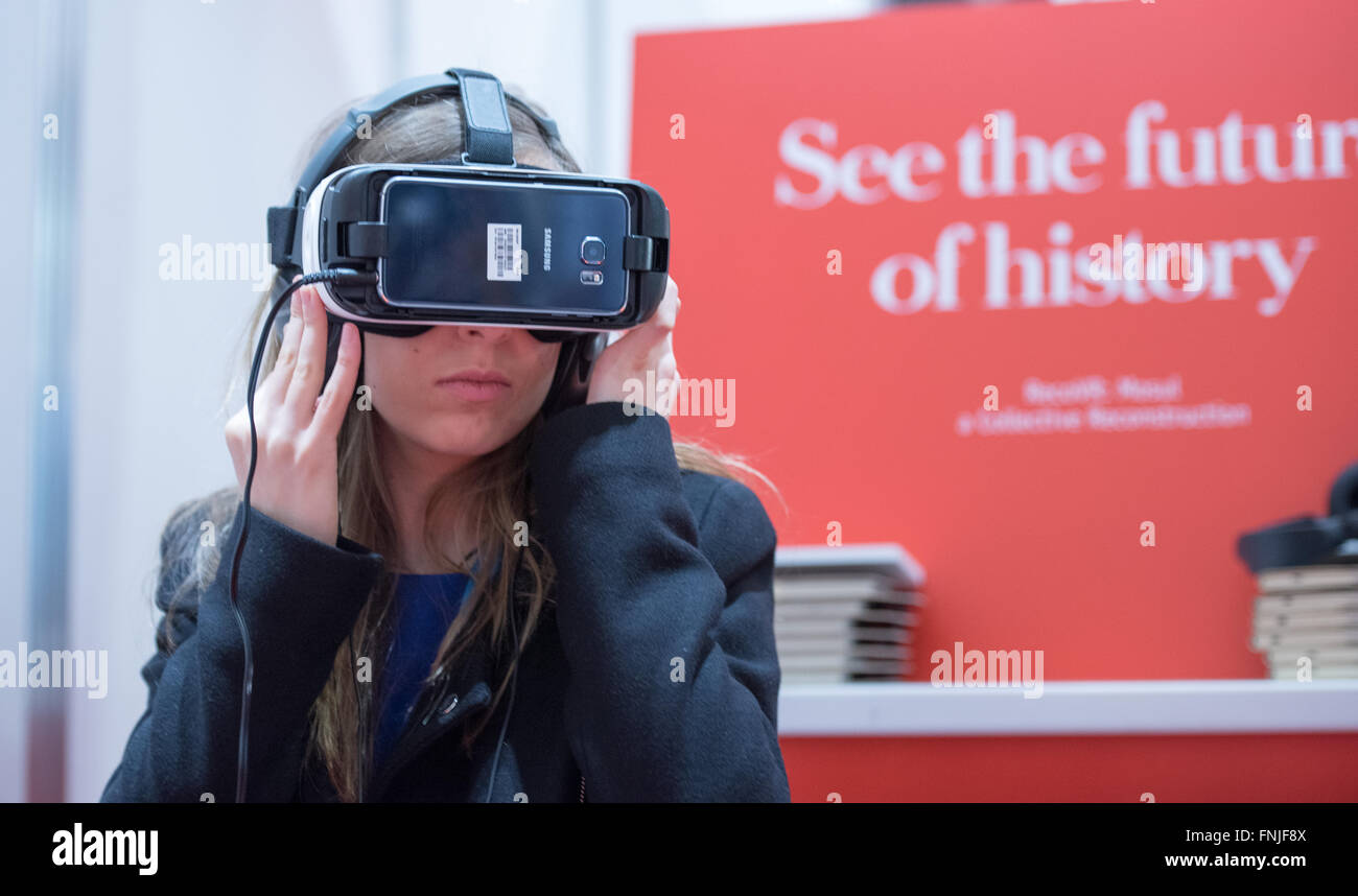 London, Großbritannien, 15. März 2016, tragbare Technologie zeigen, ein Besucher nimmt eine VR-Tour von einem historischen Ort Credit: Ian Davidson/alamy leben Nachrichten Stockfoto