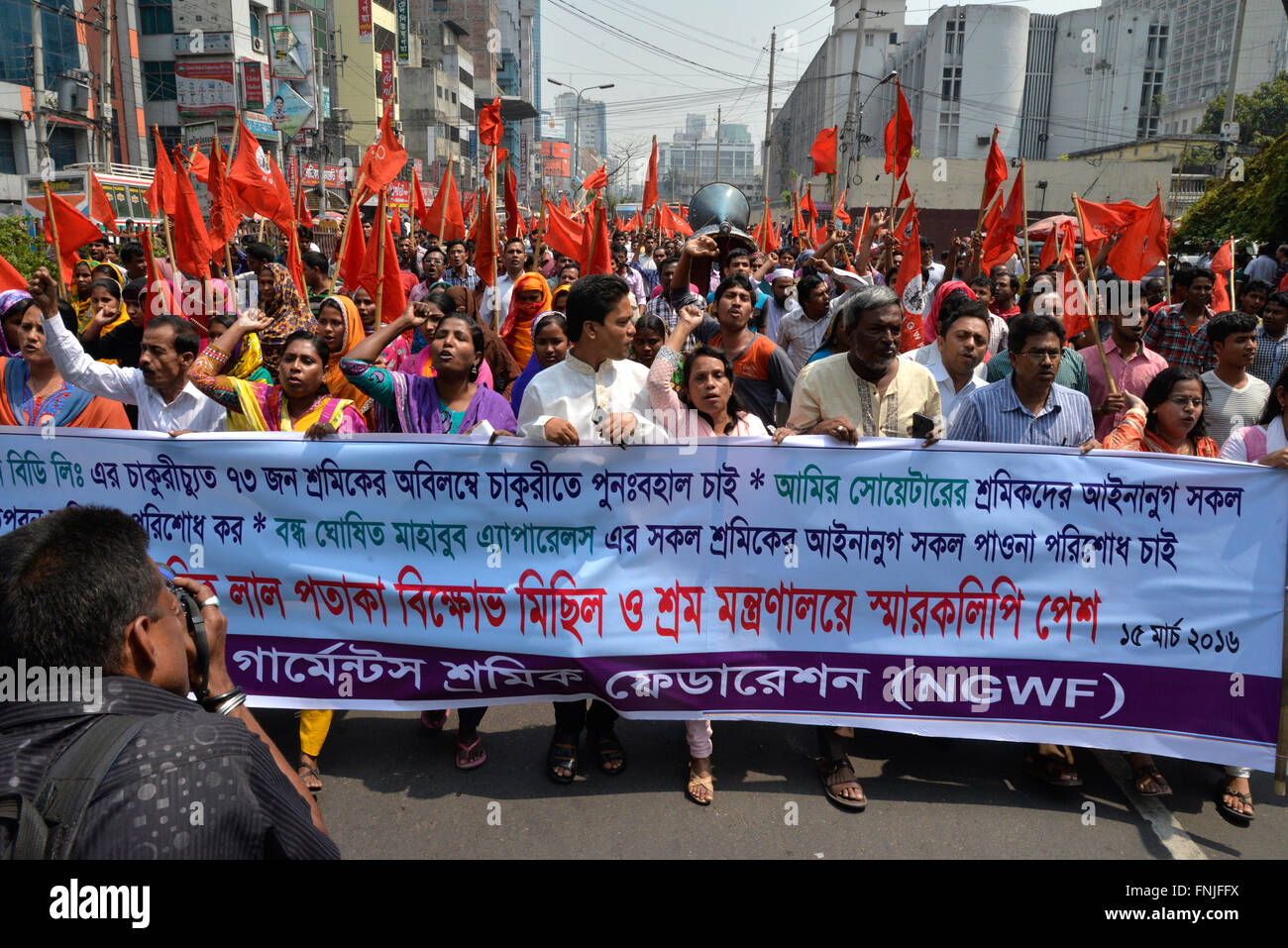 Dhaka, Bangladesch. 15. März 2016. Bangladesch Kleidungsstücke Arbeiter Föderation statt eine roten Fahne Rallye anspruchsvolle 73 Arbeiter Wiedereintritt in die Han Oen BD begrenzt Kleidungsstücke und andere verlangt vor dem National Press Club in Dhaka, Bangladesch. Am 15. März 2016 Credit: Mamunur Rashid/Alamy Live-Nachrichten Stockfoto