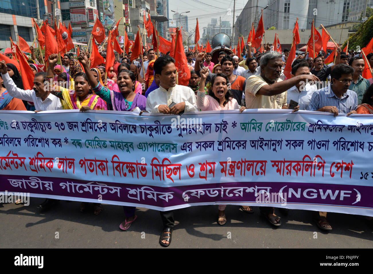 Dhaka, Bangladesch. 15. März 2016. Bangladesch Kleidungsstücke Arbeiter Föderation statt eine roten Fahne Rallye anspruchsvolle 73 Arbeiter Wiedereintritt in die Han Oen BD begrenzt Kleidungsstücke und andere verlangt vor dem National Press Club in Dhaka, Bangladesch. Am 15. März 2016 Credit: Mamunur Rashid/Alamy Live-Nachrichten Stockfoto