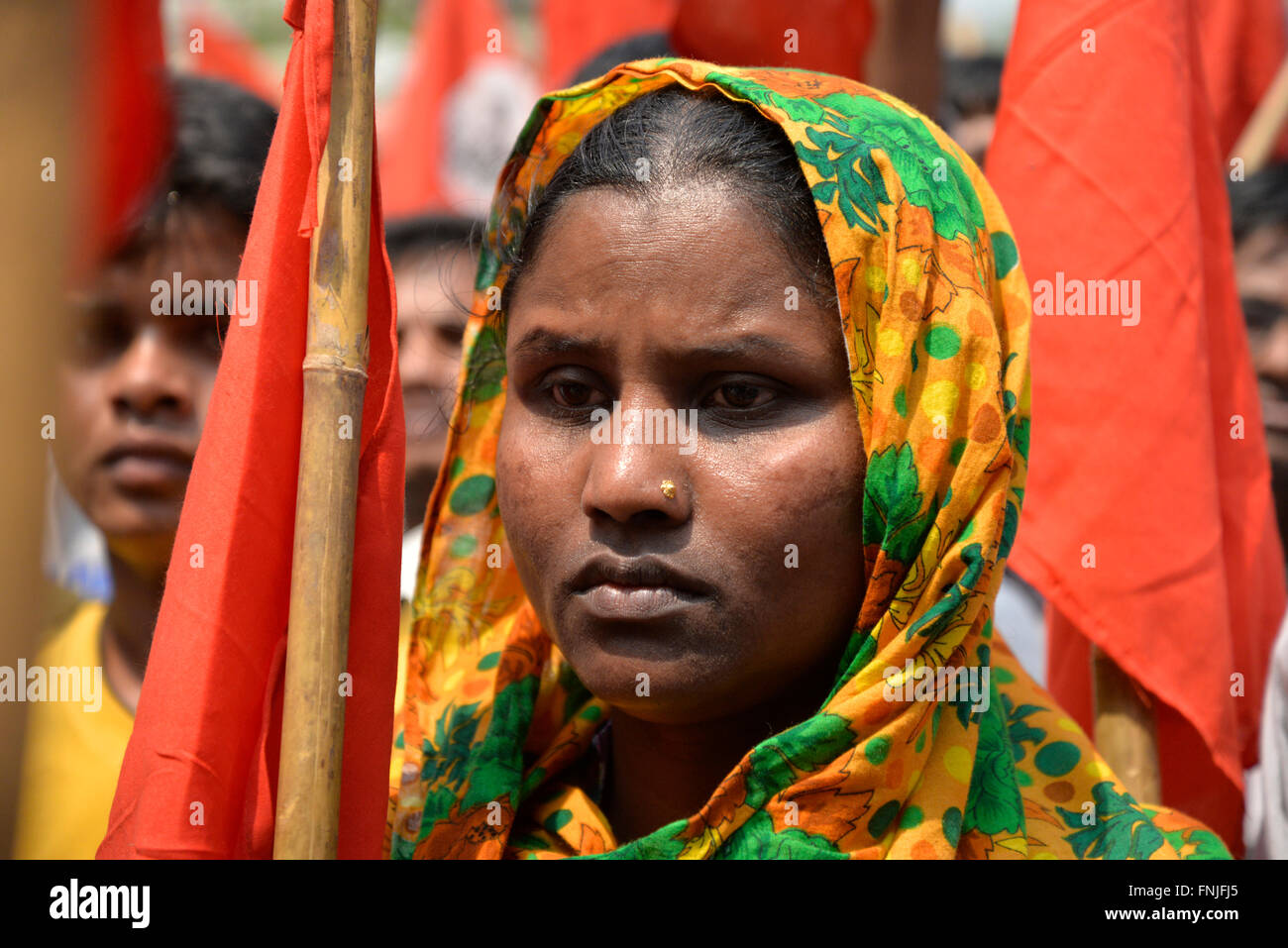 Dhaka, Bangladesch. 15. März 2016. Bangladesch Kleidungsstücke Arbeiter Föderation statt eine roten Fahne Rallye anspruchsvolle 73 Arbeiter Wiedereintritt in die Han Oen BD begrenzt Kleidungsstücke und andere verlangt vor dem National Press Club in Dhaka, Bangladesch. Am 15. März 2016 Credit: Mamunur Rashid/Alamy Live-Nachrichten Stockfoto