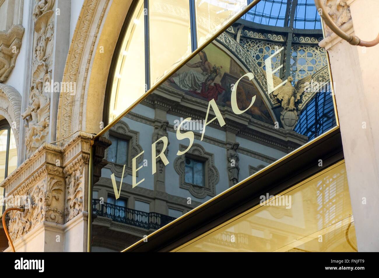 Italien: Versace-Boutique in der Galleria Vittorio Emanuele II, Milan. Foto vom 10. März 2016. Stockfoto