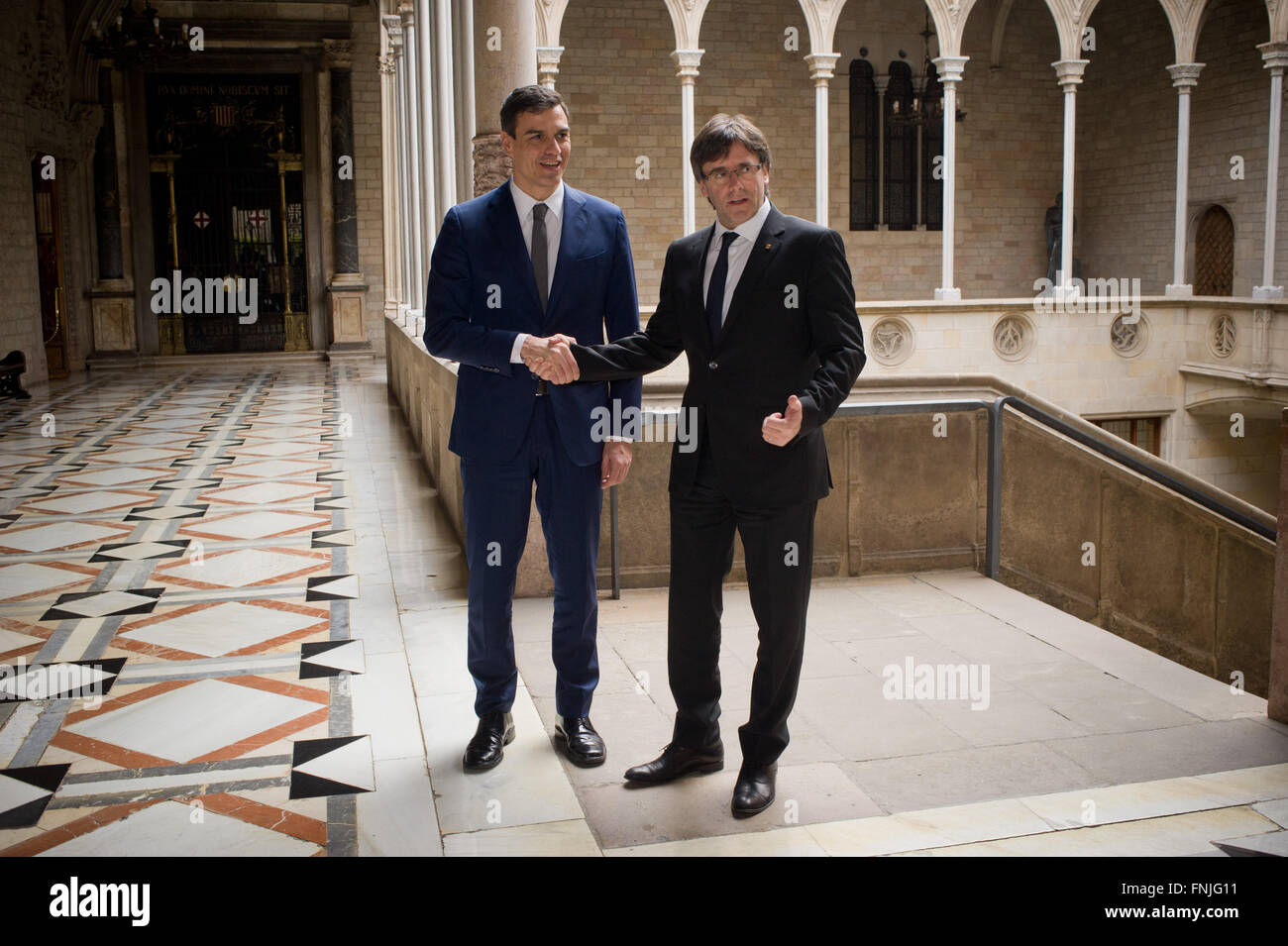 Barcelona, Spanien. 15. März 2016. Katalanische regionale President Carles Puigdemont (R) trifft Spaniens sozialistische Parteiführer Pedro Sanchez (L) in der Palau De La Generalitat von Barcelona am 15. März 2016. Bildnachweis: Jordi Boixareu/Alamy Live-Nachrichten Stockfoto