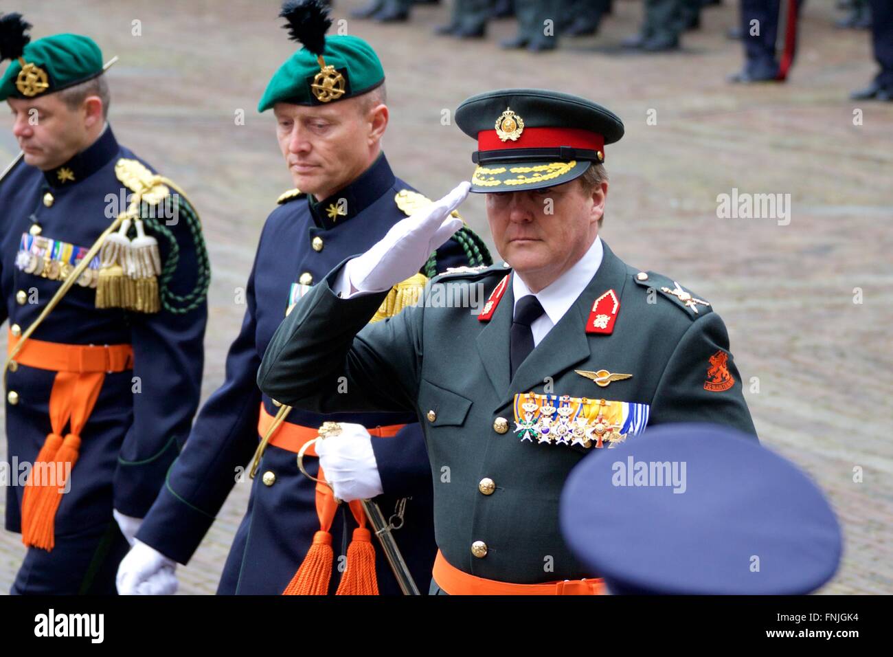 Den Haag, Niederlande. 15. März 2016. Niederländischer König Willem-Alexander begrüsst die Armee während einer Zeremonie in den Haag, Niederlande, 15. März 2016. Die Special Forces der niederländischen Armee, das Korps Commandotroepen erhält mit dem ältesten und höchsten niederländischen Militär bestellen, der militärischen Ordnung Willem, vom niederländischen König Willem-Alexander am 15. März. © Sylvia Lederer/Xinhua/Alamy Live-Nachrichten Stockfoto