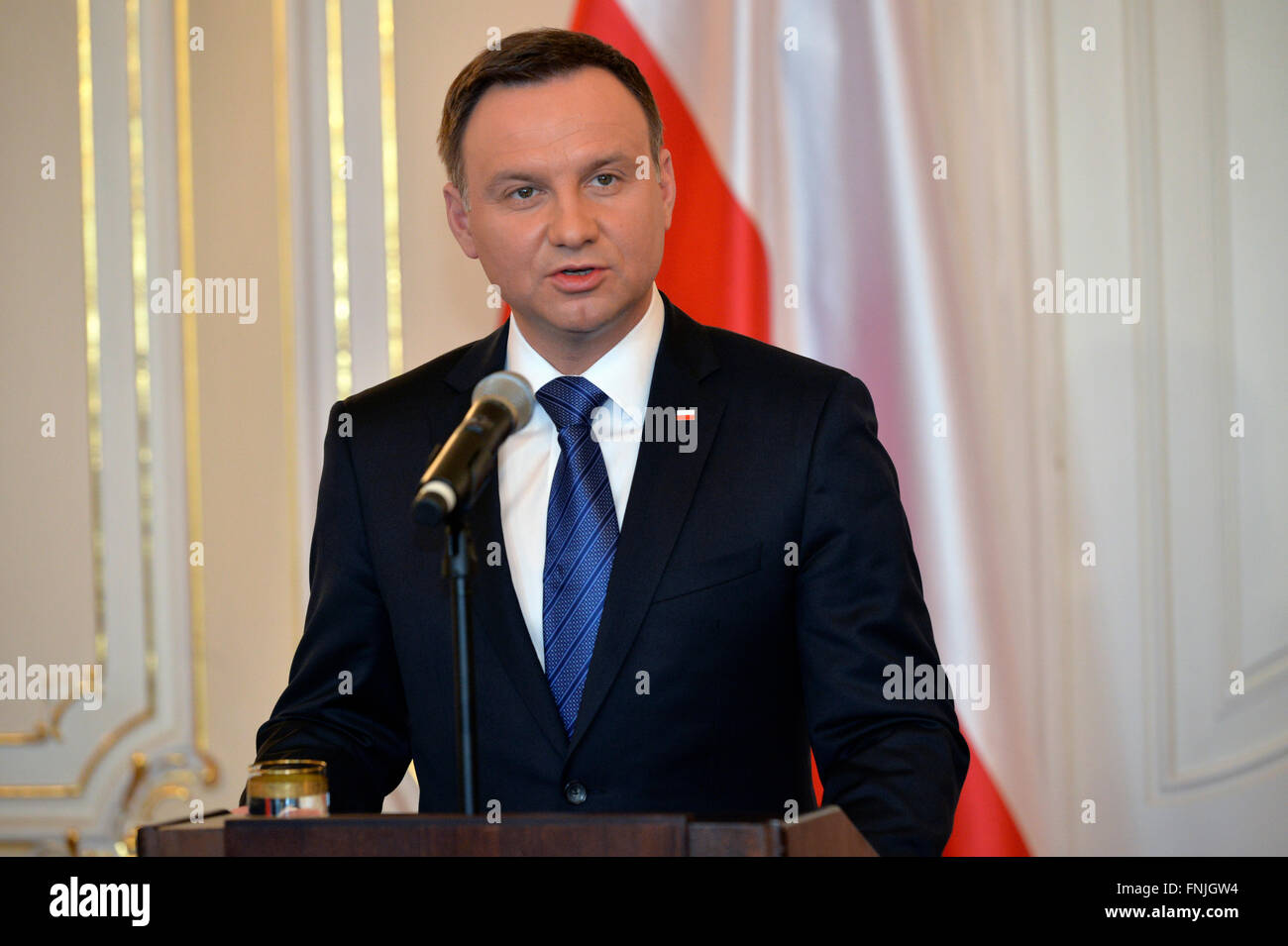 Prag, Tschechische Republik. 15. März 2016. Polnischer Präsident Andrzej Duda (im Bild) und tschechische Präsident Milos Zeman unterhielten uns über die Zusammenarbeit in der Visegrád-Gruppe (V4), bestehend aus der Tschechischen Republik und Ungarn, Polen, Slowakei, die Flüchtlingskrise und bilateralen Beziehungen, die beide Präsidenten ausgezeichnete während der Pressekonferenz am Prager Burg, Tschechische Republik, 15. März 2016 halten. © Michal Dolezal/CTK Foto/Alamy Live-Nachrichten Stockfoto