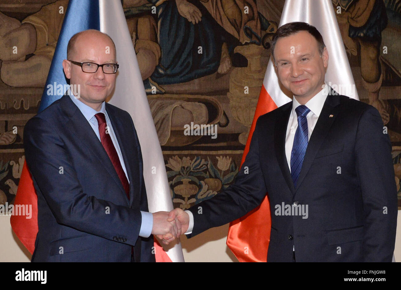 Prag, Tschechische Republik. 15. März 2016. Der polnische Präsident Andrzej Duda (rechts) und tschechische Premierminister Bohuslav Sobotka (links) schütteln Hände bei ihrem Treffen in Prag, Tschechische Republik, 15. März 2016. © Michal Dolezal/CTK Foto/Alamy Live-Nachrichten Stockfoto