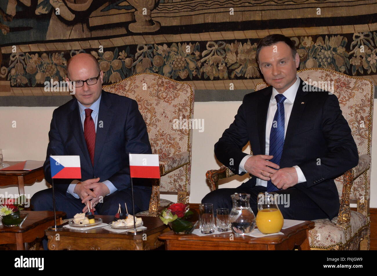 Prag, Tschechische Republik. 15. März 2016. Der polnische Präsident Andrzej Duda (rechts) und tschechische Premierminister Bohuslav Sobotka (links) sprach über die Zusammenarbeit in der Visegrád-Gruppe (V4), bestehend aus der Tschechischen Republik und Ungarn, Polen, Slowakei, die Flüchtlingskrise und bilateralen Beziehungen während der Pressekonferenz in Prag, Tschechische Republik, 15. März 2016. © Michal Dolezal/CTK Foto/Alamy Live-Nachrichten Stockfoto