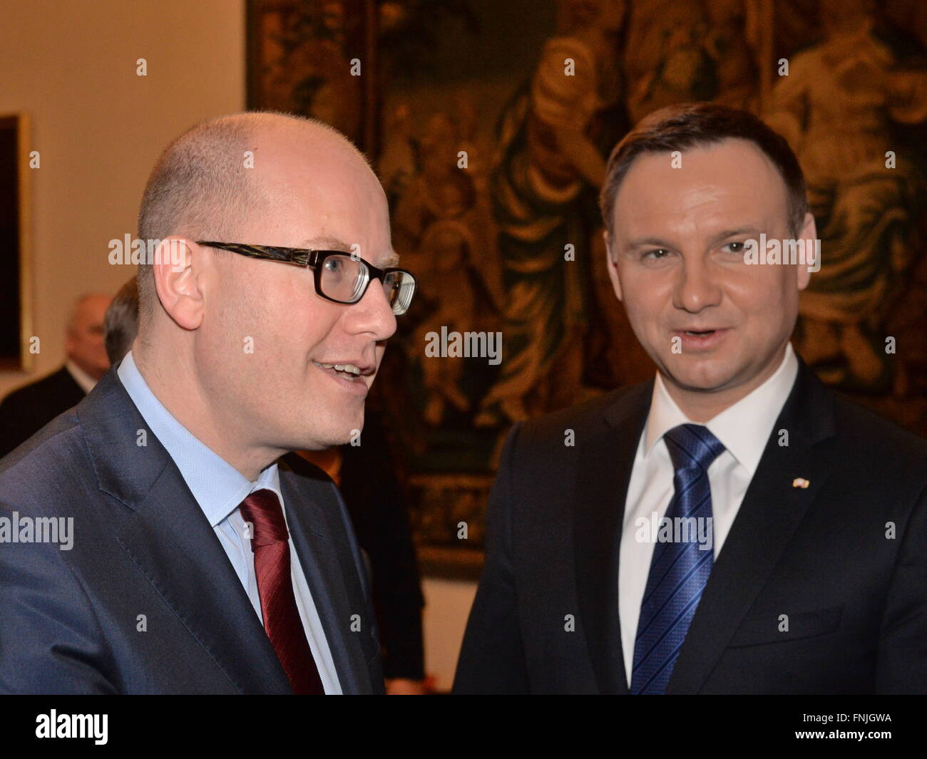 Prag, Tschechische Republik. 15. März 2016. Der polnische Präsident Andrzej Duda (rechts) und tschechische Premierminister Bohuslav Sobotka (links) sprach über die Zusammenarbeit in der Visegrád-Gruppe (V4), bestehend aus der Tschechischen Republik und Ungarn, Polen, Slowakei, die Flüchtlingskrise und bilateralen Beziehungen bei ihrem Treffen in Prag, Tschechische Republik, 15. März 2016. © Michal Dolezal/CTK Foto/Alamy Live-Nachrichten Stockfoto
