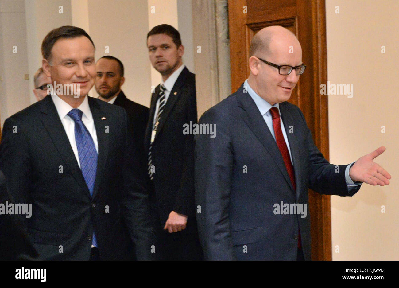 Prag, Tschechische Republik. 15. März 2016. Der polnische Präsident Andrzej Duda (links) und tschechische Premierminister Bohuslav Sobotka (rechts) über die Zusammenarbeit in der Visegrád-Gruppe (V4), bestehend aus der Tschechischen Republik und Ungarn, Polen, Slowakei, die Flüchtlingskrise und bilateralen Beziehungen bei ihrem Treffen in Prag, Tschechische Republik, 15. März 2016 gesprochen. © Michal Dolezal/CTK Foto/Alamy Live-Nachrichten Stockfoto