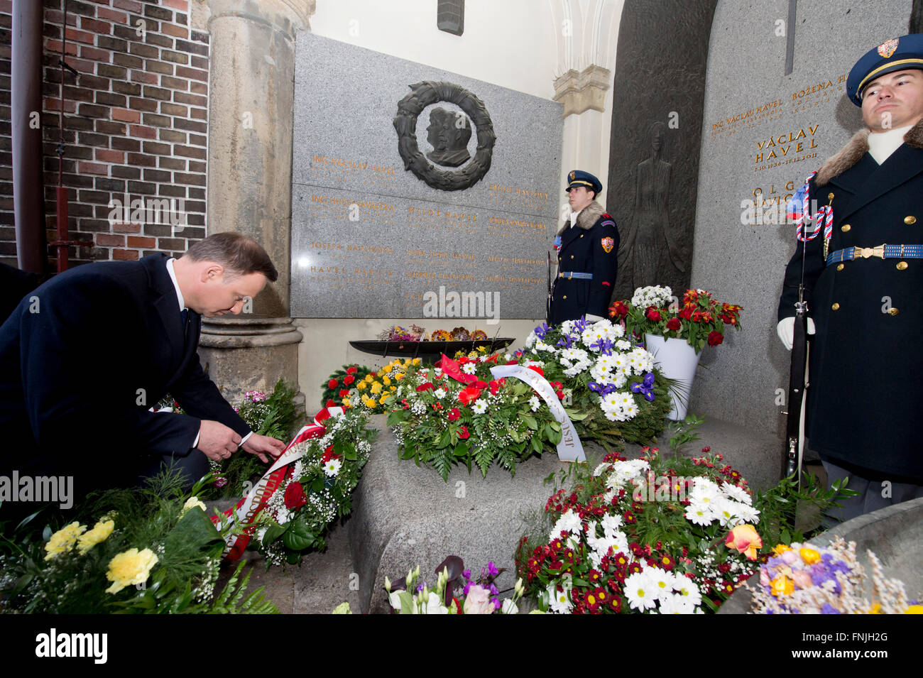 Prag, Tschechische Republik. 15. März 2016. Der polnische Präsident Andrzej Duda legt einen Kranz am Grab des ersten tschechoslowakische und Tschechische Post-kommunistischen Präsidenten Vaclav Havel in Prag, Tschechische Republik, 15. März 2016. © Vit Simanek/CTK Foto/Alamy Live-Nachrichten Stockfoto