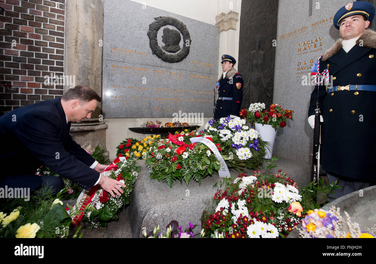 Prag, Tschechische Republik. 15. März 2016. Der polnische Präsident Andrzej Duda (links) legt einen Kranz am Grab des ersten tschechoslowakische und Tschechische Post-kommunistischen Präsidenten Vaclav Havel in Prag, Tschechische Republik, 15. März 2016. © Vit Simanek/CTK Foto/Alamy Live-Nachrichten Stockfoto