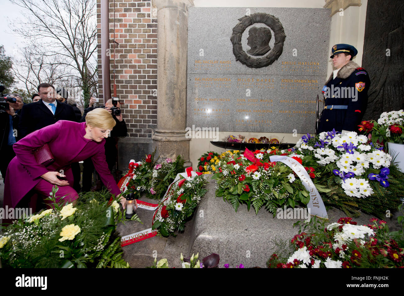 Prag, Tschechische Republik. 15. März 2016. Der polnische Präsident Andrzej Duda (nicht abgebildet) und seine Frau Agata Kornhauser-Duda (links) legen einen Kranz am Grab des ersten tschechoslowakische und Tschechische Post-kommunistischen Präsidenten Vaclav Havel in Prag, Tschechische Republik, 15. März 2016. © Vit Simanek/CTK Foto/Alamy Live-Nachrichten Stockfoto