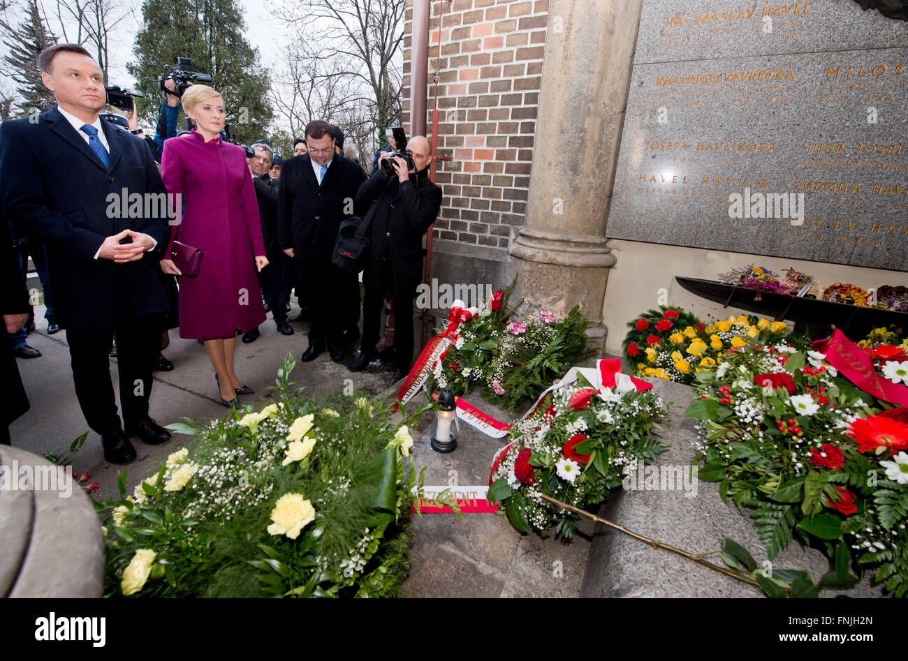Prag, Tschechische Republik. 15. März 2016. Der polnische Präsident Andrzej Duda (links) und seine Frau Agata Kornhauser-Duda (Mitte) legte einen Kranz nieder am Grab des ersten tschechoslowakische und Tschechische Post-kommunistischen Präsidenten Vaclav Havel in Prag, Tschechische Republik, 15. März 2016. © Vit Simanek/CTK Foto/Alamy Live-Nachrichten Stockfoto