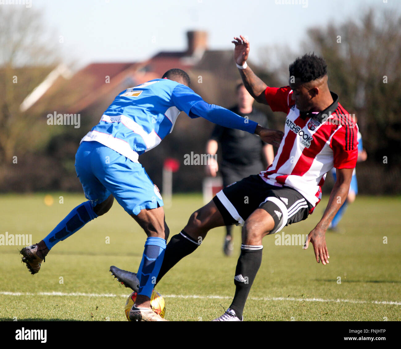 London, UK. 14. März 2016. QPR Josh Clark spielt den Ball mit Brentfords Herson Rodrigues Alves in Brentford Vs QPR u 21 entsprechen Credit: Tom Smeeth/Alamy Live News Stockfoto