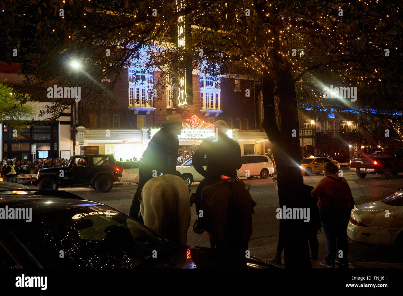 Austin TX, USA 13. März 2016. Das Publikum ist so groß, um den roten Teppich Filmpremieren am Paramount Theater, seine fast unmöglich, die Sterne zu sehen. Einige einheimische Reiten ihre Pferde Kongress Straße entlang und sehen die Filmstars aus auf der anderen Straßenseite mit der Höhenvorteil, dass auf einem Pferd. (c) Jon-Paul Jones/Alamy Live-Nachrichten Stockfoto