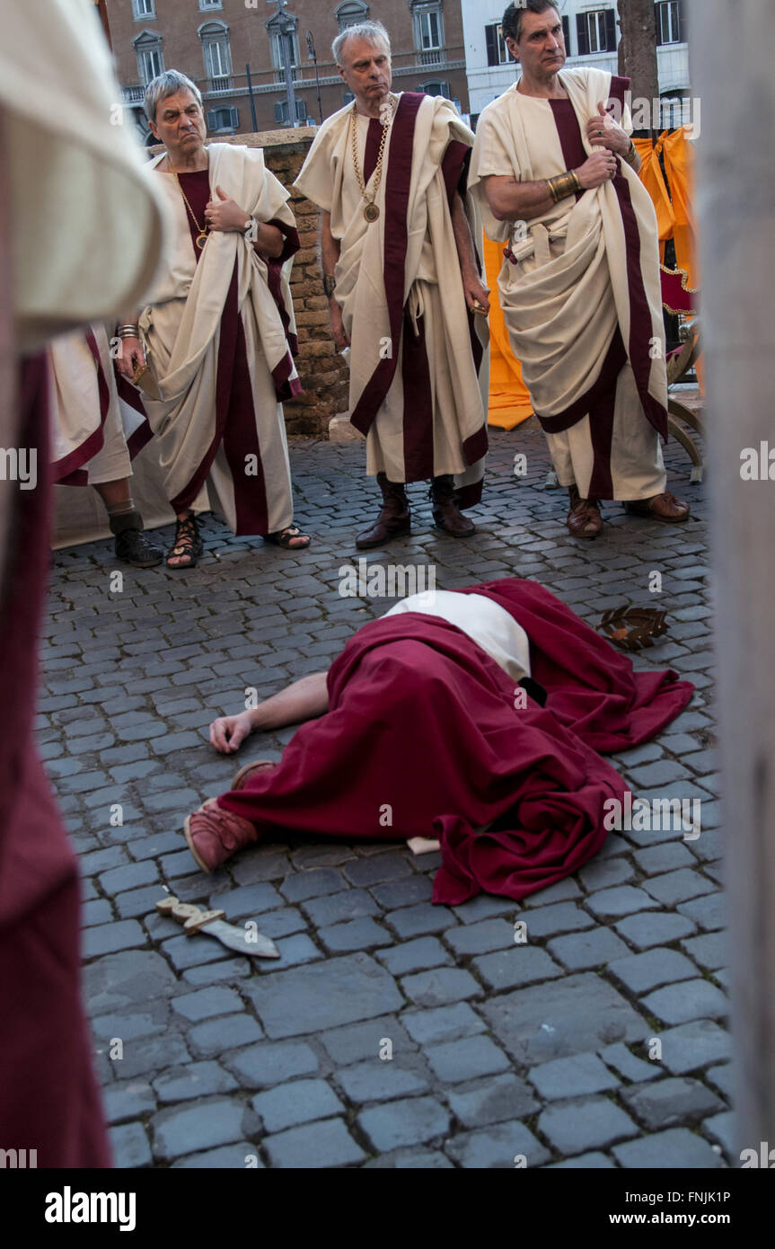 Rom, Italien. 15. März 2016. Reenactment der die Iden des März, dem Tag der Ermordung von Julius Caesar (15 März um 44 v. Chr.) durch den römischen Historiker Gruppe in "unmittelbarer Nähe zu den Heiligen Bereich des Largo Argentina. © Patrizia Cortellessa/Pacific Press/Alamy Live-Nachrichten Stockfoto