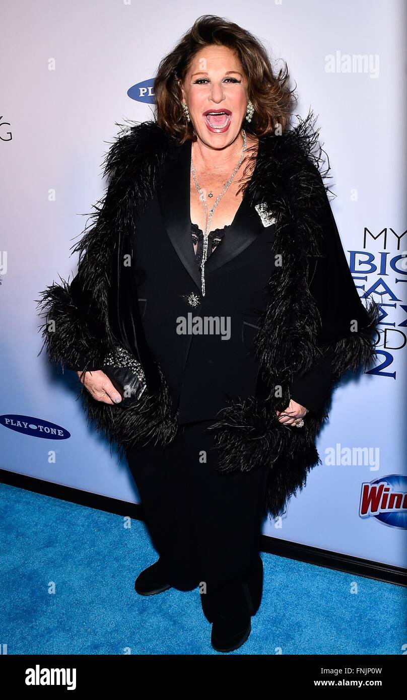 New York, NY, USA. 15. März 2016. Lainie Kazan im Ankunftsbereich für AMC Loews Lincoln Sqaure, New York, NY, MY BIG FAT griechischen Hochzeit 2 Premiere 15. März 2016. Bildnachweis: Steven Ferdman/Everett Collection/Alamy Live-Nachrichten Stockfoto