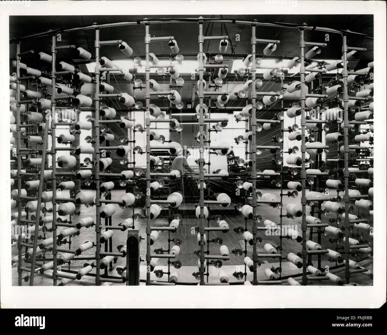 1974 - Kombibetrieb: Britische Pioniere und Textilhersteller haben zusammen um Crowther Garnett Halbmond Gatter zu produzieren, die automatisch stoppt, gewundenen und zeigt, dass eine Warnleuchte über die entsprechende Spule sollte eine Thread-Pause. Das Foto zeigt Blick durch den Halbmond Gatter, wo Fäden der Kammgarn auf ein automatisches warping Ballon gewickelt werden. Hersteller: Crowther Limited, Britannia Werke, Thurmaston, Leicester, England. © Keystone Bilder USA/ZUMAPRESS.com/Alamy Live-Nachrichten Stockfoto
