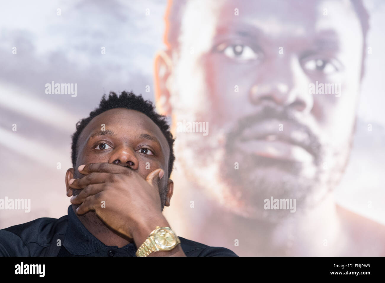 Hamburg, Deutschland. 15. März 2016. Britische Schwergewichtsboxer Dereck Chisora besucht eine Pressekonferenz mit Box-Promoter Kalle Sauerland und bulgarischer Boxer Kubrat Pulev in Hamburg, Deutschland, 15. März 2016. Pulev stellen Chisora in einem Kampf in Hamburg am 07. Mai. Foto: CHRISTIAN CHARISIUS/Dpa/Alamy Live News Stockfoto