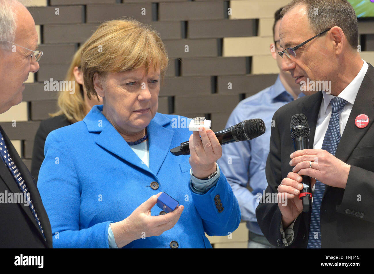 Hannover, Deutschland. 15. März 2016. Deutsche Bundeskanzlerin Angela Merkel (CDU) auf der CeBIT in Hannover, 15. März 2016. Die Schweiz ist Partnerland der diesjährigen CeBIT, d.h. bis zum 18. März 2016. Bildnachweis: Dpa/Alamy Live-Nachrichten Stockfoto