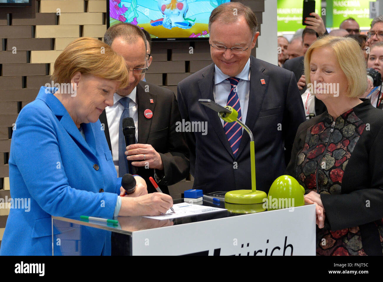 Hannover, Deutschland. 15. März 2016. Deutsche Bundeskanzlerin Angela Merkel (CDU) auf der CeBIT in Hannover, 15. März 2016. Die Schweiz ist Partnerland der diesjährigen CeBIT, d.h. bis zum 18. März 2016. Bildnachweis: Dpa/Alamy Live-Nachrichten Stockfoto