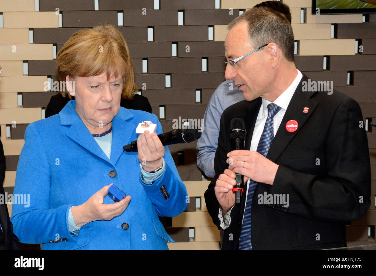 Hannover, Deutschland. 15. März 2016. Deutsche Bundeskanzlerin Angela Merkel (CDU) auf der CeBIT in Hannover, 15. März 2016. Die Schweiz ist Partnerland der diesjährigen CeBIT, d.h. bis zum 18. März 2016. Bildnachweis: Dpa/Alamy Live-Nachrichten Stockfoto